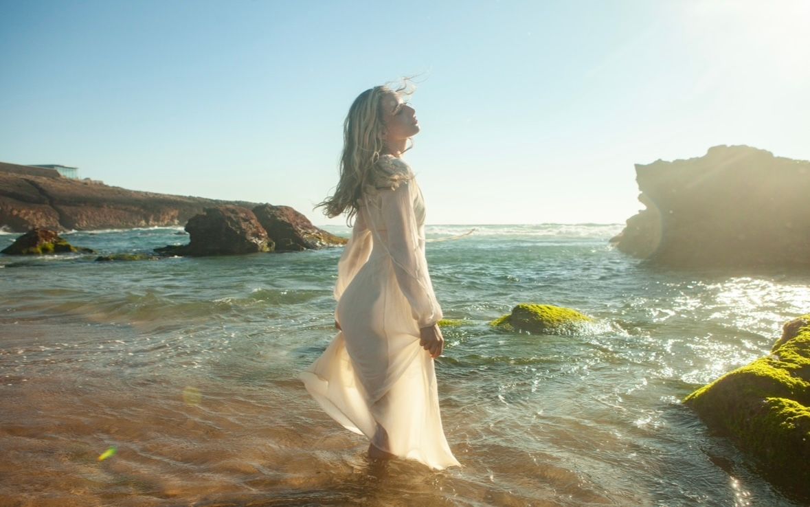 Editorial — Beach (Yulia Isaieva)